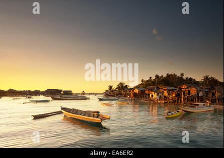 La Malaisie, Sabah, de petits bateaux et de Sea Gypsy abris au lever du soleil Banque D'Images