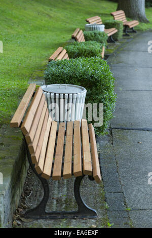 Des bancs de parc dans l'arc Banque D'Images