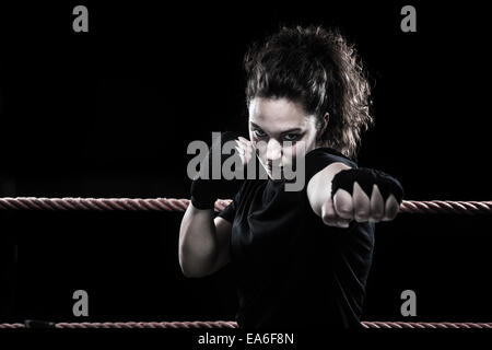 Portrait d'une femme qui s'entraîne dans un ring de boxe Banque D'Images