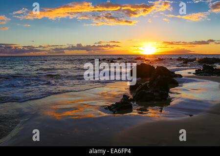 Keawakapu Beach au coucher du soleil, Maui, Hawaii, États-Unis Banque D'Images