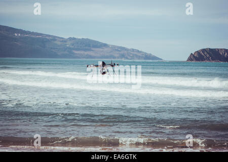 Drone survolant la mer, Bermeo, Espagne Banque D'Images