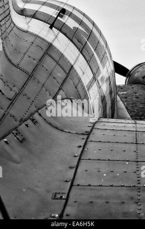 Vue arrière le long du fuselage d'un avion de transport Troop USAAF Douglas C 47 Dakota seconde Guerre mondiale en noir et blanc Banque D'Images