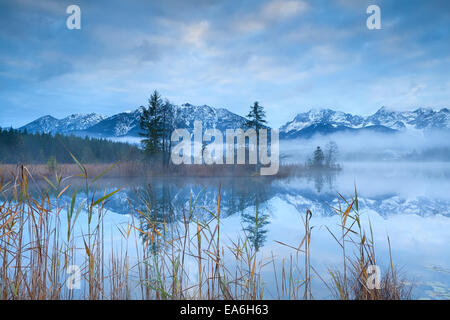 Alpes Karwendel reflété dans le lac Barmsee, Allemagne Banque D'Images