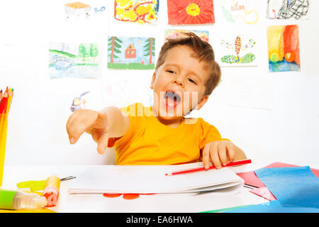 Laughing boy dessin au crayon sur le papier Banque D'Images