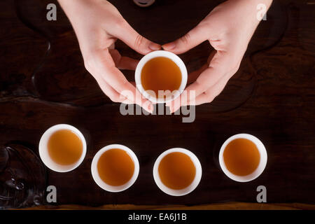 Mains tenant une tasse de thé Banque D'Images