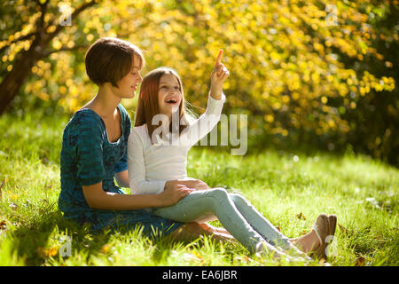 Deux sœurs dans un parc en automne Banque D'Images