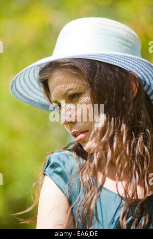 Fille dans un chapeau un jour d'été Banque D'Images