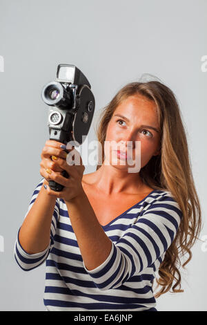 Fille avec un 8mm caméra film rétro Banque D'Images