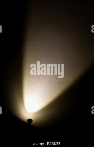 Mur sombre éclairée par la lampe de projecteur gauche, fond noir Banque D'Images