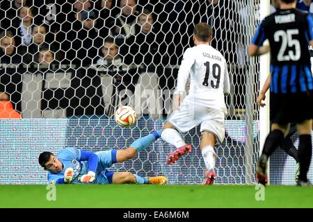 Copenhague, Danemark. 08Th Nov, 2014. L'UEFA Europa Cup football, phase de groupe. Club FC Copenhague contre Bruges. Gardien de Mathew Ryan du Club Brugge arrête un tir de Rurik Gislason de crédit d'action de Copenhague : Plus de Sports/Alamy Live News Banque D'Images