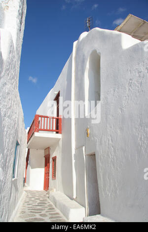 Rue étroite traditionnelle avec des bâtiments blanchis à la chaux, la ville de Mykonos, Cyclades, en Grèce. Banque D'Images