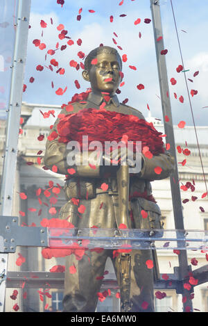 Trafalgar Square, Londres, Royaume-Uni. 7e novembre 2014. La Royal British Legion, chaque Homme se souvint de 7,5 mètres sculpture en cuivre, à Trafalgar Square, faite en collaboration avec l'artiste Mark Humphrey. Crédit : Matthieu Chattle/Alamy Live News Banque D'Images