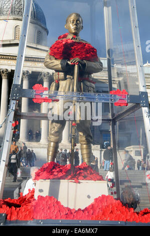 Londres, Royaume-Uni. 7 novembre, 2014. Une statue interactive avec le public pour se souvenir de ceux qui sont tombés au cours de la Première Guerre Mondiale par Mark Humphreys travaillant avec la Royal British Legion. Les coquelicots sont attirée vers le haut par intermittence et à l'automne autour du soldat. Credit : JOHNNY ARMSTEAD/Alamy Live News Banque D'Images