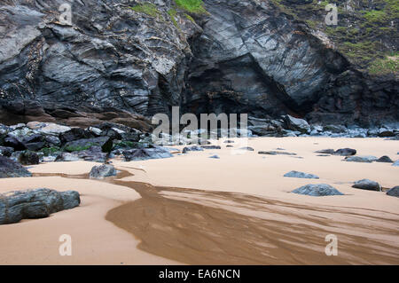 Belle plage à Bedruthan Steps en Cornouailles du Nord. Les modes de l'eau dans le sable sous les falaises. Banque D'Images