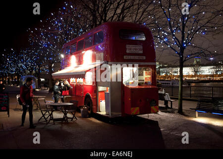 Londres, Royaume-Uni, 13 janvier 2011. Un double decker bus routemaster rouge sert maintenant fish and chips aux passants sur le Sud Banque D'Images