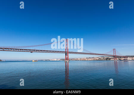 25 de Abril pont à haubans sur le fleuve Tage, vue panoramique Banque D'Images