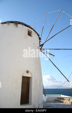 Moulin à vent traditionnel blanchi à la chaux sur la colline au-dessus de la ville de Mykonos, Cyclades, en Grèce. Banque D'Images