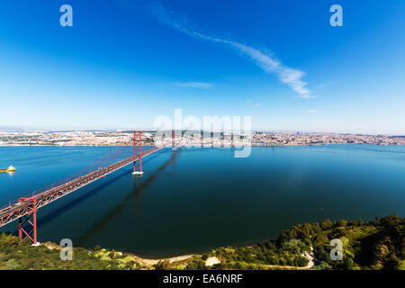 25 de Abril pont à haubans sur le fleuve Tage, vue panoramique Banque D'Images