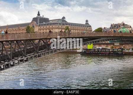 Paris, France - 07 août 2014 : Les gens de marcher sur la passerelle Passerelle Leopold-Sedar-Senghor en journée d'été pluvieuse Banque D'Images