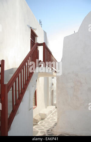 Rue étroite traditionnelle avec des bâtiments blanchis à la chaux, la ville de Mykonos, Cyclades, en Grèce. Banque D'Images