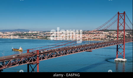 25 de Abril pont à haubans sur le fleuve Tage, vue panoramique Banque D'Images