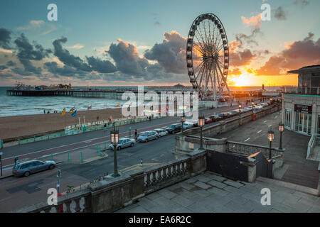 Soirée sur le front de mer de Brighton, East Sussex, Angleterre. Banque D'Images