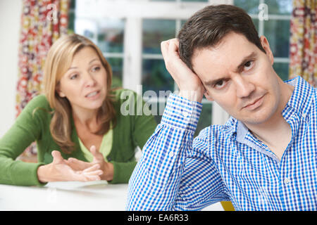 Couple Having Argument At Home Banque D'Images