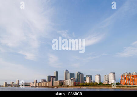 Canary Wharf et Isle of Dogs, Londres, contre un grand ciel, Tamise en premier plan Banque D'Images