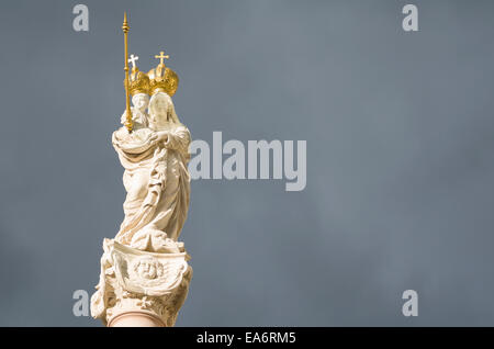 Statue de Vierge Marie et l'Enfant Jésus avec des couronnes en or l'horizontale Banque D'Images