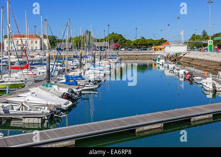 Doca do Bom Sucesso Marina à Belem district rempli de bateaux à quai, les voiliers et bateaux à moteur en été. Lisbonne, Portugal Banque D'Images