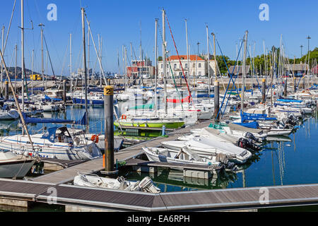 Doca do Bom Sucesso Marina à Belem district rempli de bateaux à quai, les voiliers et bateaux à moteur en été. Lisbonne, Portugal Banque D'Images