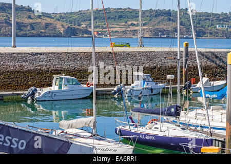 Doca do Bom Sucesso Marina à Belem district rempli de bateaux à quai, les voiliers et bateaux à moteur en été. Lisbonne, Portugal Banque D'Images