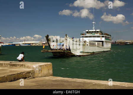 RORO ferry inter-îles transports de passagers, de marchandises et de véhicules dans les Îles Philippines. Banque D'Images