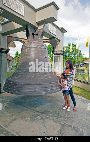 Une femme et enfant visitez l'église paroissiale de Santa Monica, qui abrite la plus grosse cloche dans les Philippines et toute l'Asie Banque D'Images