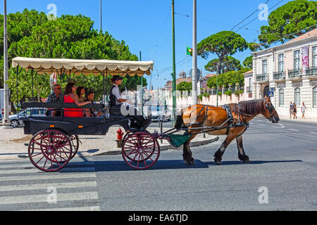 Calèche transportant des touristes dans un tour dans le quartier de Belém de Lisbonne, Portugal. En passant par le Museu dos Coches Banque D'Images