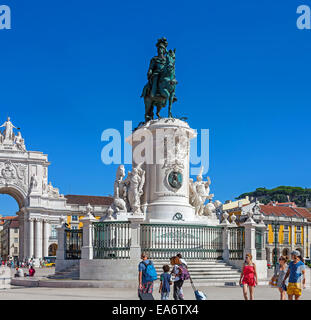 Arc de Triomphe et le roi Dom Jose je statue à Praca do Comercio ou Terreiro do Paco square à Lisbonne. Banque D'Images
