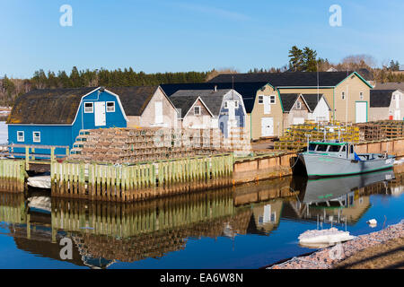 Bateau de pêche au homard attaché au New London quai dans les régions rurales de l'Île du Prince-Édouard, Canada. Banque D'Images