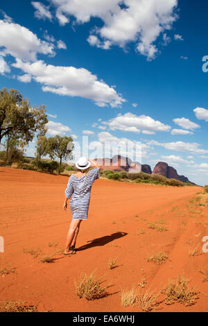 Femme dans l'outback, les Olgas ; le nord de l'Australie, l'Australie Banque D'Images