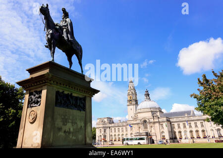 Le centre civique et la Mairie de Cardiff et statue commémorant la charge de la Brigade légère Banque D'Images