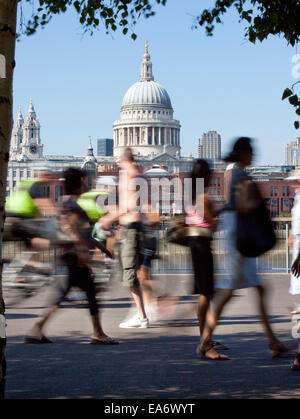 Une vue sur le dôme de la cathédrale Paul sur la Tamise avec motion blurred personnes au premier plan Banque D'Images