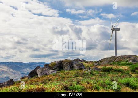 Aérogénérateur au sommet d'une colline pour la production d'énergie propre et renouvelable en Terras Altas de Fafe, Portugal Banque D'Images