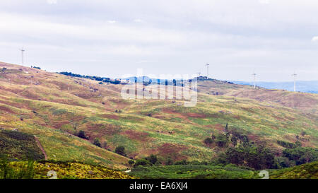 Terras Altas de Fafe paysage avec des éoliennes pour la production d'énergie propre et renouvelable. Portugal Banque D'Images