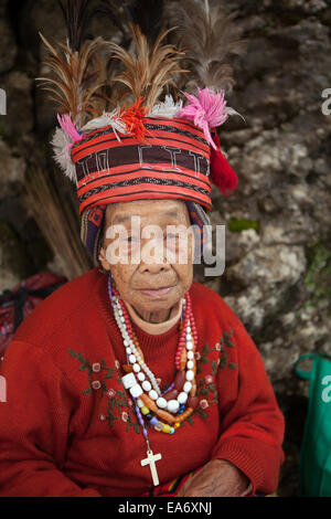 Une vieille femme Ifugao, un des groupes autochtones de personnes vivant dans les îles Philippines, pose pour son portrait. Banque D'Images