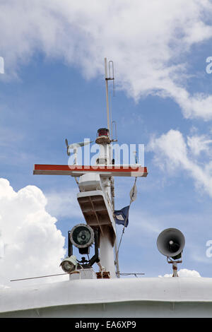 Systèmes de navigation et de communication sur le haut d'un pont de navire. Banque D'Images