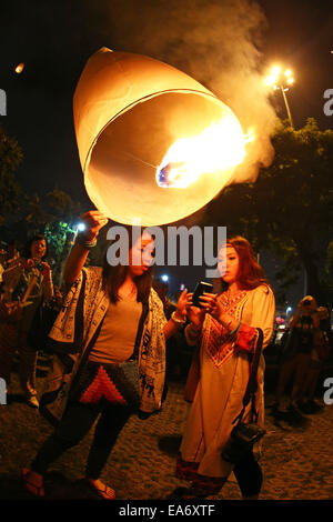 Chiang Mai, Thaïlande. 7e novembre 2014. Malgré de nouvelles lois portant sur la peine de mort pour quiconque publie Khom Loy Sky Lantern a pris près d'aéroports et les habitants de aimé libérant les lanternes pour célébrer Loy Krathong au milieu de Chiang Mai en Thaïlande, bien loin de l'aéroport. Bien que la majorité des lanternes sont libérés en toute sécurité et le nombre d'incendies est très minime, étant donné le nombre de lanternes sont libérés, le gouvernement thaïlandais est très préoccupé par la menace d'incendie et au trafic aérien. Crédit : Paul Brown/Alamy Live News Banque D'Images