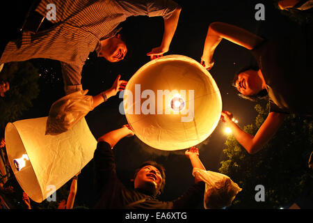 Chiang Mai, Thaïlande. 7e novembre 2014. Malgré de nouvelles lois portant sur la peine de mort pour quiconque publie Khom Loy Sky Lantern a pris près d'aéroports et les habitants de aimé libérant les lanternes pour célébrer Loy Krathong au milieu de Chiang Mai en Thaïlande, bien loin de l'aéroport. Bien que la majorité des lanternes sont libérés en toute sécurité et le nombre d'incendies est très minime, étant donné le nombre de lanternes sont libérés, le gouvernement thaïlandais est très préoccupé par la menace d'incendie et au trafic aérien. Crédit : Paul Brown/Alamy Live News Banque D'Images