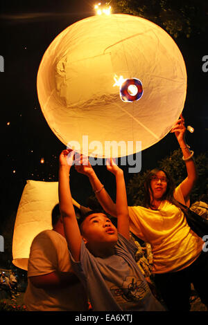 Chiang Mai, Thaïlande. 7e novembre 2014. Malgré de nouvelles lois portant sur la peine de mort pour quiconque publie Khom Loy Sky Lantern a pris près d'aéroports et les habitants de aimé libérant les lanternes pour célébrer Loy Krathong au milieu de Chiang Mai en Thaïlande, bien loin de l'aéroport. Bien que la majorité des lanternes sont libérés en toute sécurité et le nombre d'incendies est très minime, étant donné le nombre de lanternes sont libérés, le gouvernement thaïlandais est très préoccupé par la menace d'incendie et au trafic aérien. Crédit : Paul Brown/Alamy Live News Banque D'Images