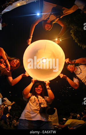 Chiang Mai, Thaïlande. 7e novembre 2014. Malgré de nouvelles lois portant sur la peine de mort pour quiconque publie Khom Loy Sky Lantern a pris près d'aéroports et les habitants de aimé libérant les lanternes pour célébrer Loy Krathong au milieu de Chiang Mai en Thaïlande, bien loin de l'aéroport. Bien que la majorité des lanternes sont libérés en toute sécurité et le nombre d'incendies est très minime, étant donné le nombre de lanternes sont libérés, le gouvernement thaïlandais est très préoccupé par la menace d'incendie et au trafic aérien. Crédit : Paul Brown/Alamy Live News Banque D'Images