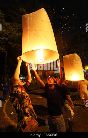 Chiang Mai, Thaïlande. 7e novembre 2014. Malgré de nouvelles lois portant sur la peine de mort pour quiconque publie Khom Loy Sky Lantern a pris près d'aéroports et les habitants de aimé libérant les lanternes pour célébrer Loy Krathong au milieu de Chiang Mai en Thaïlande, bien loin de l'aéroport. Bien que la majorité des lanternes sont libérés en toute sécurité et le nombre d'incendies est très minime, étant donné le nombre de lanternes sont libérés, le gouvernement thaïlandais est très préoccupé par la menace d'incendie et au trafic aérien. Crédit : Paul Brown/Alamy Live News Banque D'Images