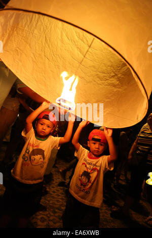 Chiang Mai, Thaïlande. 7e novembre 2014. Malgré de nouvelles lois portant sur la peine de mort pour quiconque publie Khom Loy Sky Lantern a pris près d'aéroports et les habitants de aimé libérant les lanternes pour célébrer Loy Krathong au milieu de Chiang Mai en Thaïlande, bien loin de l'aéroport. Bien que la majorité des lanternes sont libérés en toute sécurité et le nombre d'incendies est très minime, étant donné le nombre de lanternes sont libérés, le gouvernement thaïlandais est très préoccupé par la menace d'incendie et au trafic aérien. Crédit : Paul Brown/Alamy Live News Banque D'Images